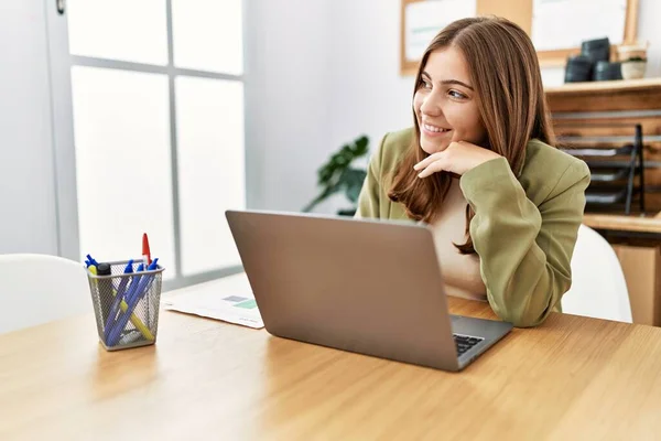 Young Hispanic Woman Smiling Confident Working Office — 图库照片