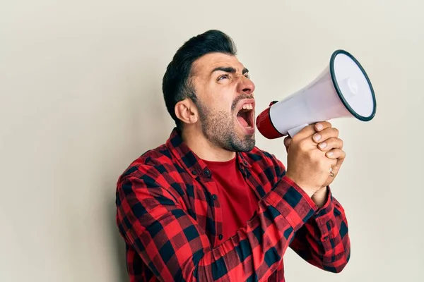 Homem Hispânico Com Barba Gritando Com Megafone — Fotografia de Stock