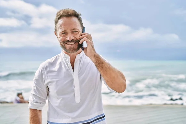 Hombre Mediana Edad Hablando Con Teléfono Junto Mar —  Fotos de Stock