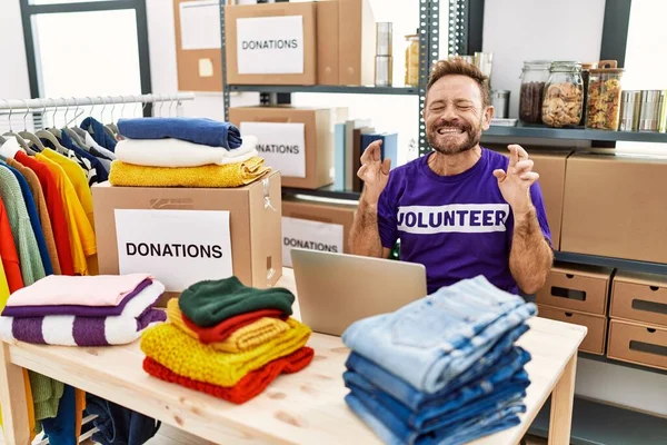 Homem Meia Idade Vestindo Camiseta Voluntária Trabalhando Com Laptop Gesto — Fotografia de Stock