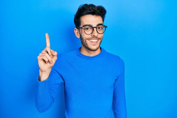 Joven Hombre Hispano Usando Ropa Casual Gafas Mostrando Señalando Con —  Fotos de Stock