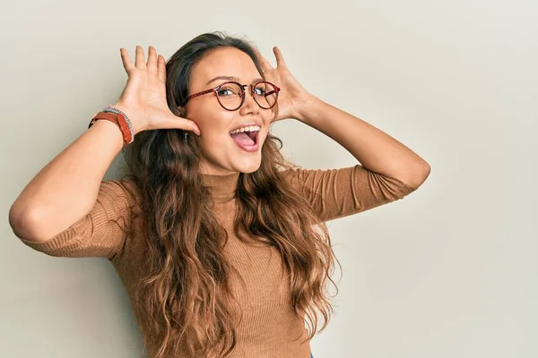 Giovane Ragazza Ispanica Indossa Abiti Casual Occhiali Sorridenti Allegro Giocare — Foto Stock