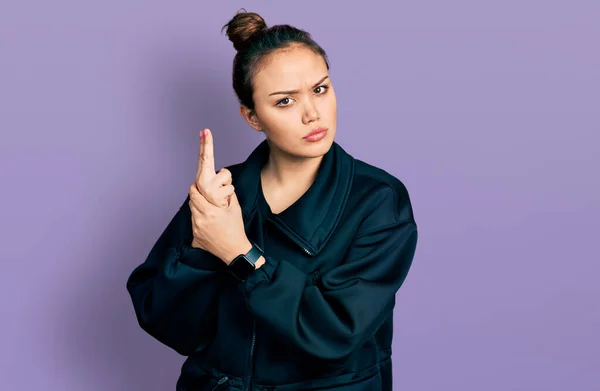 Jong Latijns Amerikaans Meisje Draagt Sportkleding Met Symbolisch Pistool Met — Stockfoto