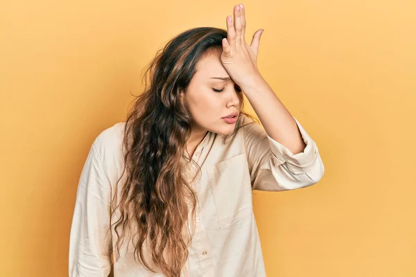 Jong Latijns Amerikaans Meisje Casual Kleding Verrast Met Hand Hoofd — Stockfoto