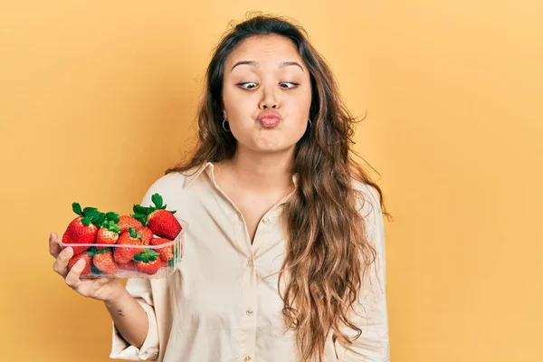 Joven Chica Hispana Sosteniendo Fresas Haciendo Cara Pez Con Labios —  Fotos de Stock