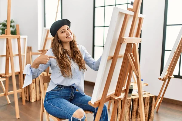Young Hispanic Artist Woman Painting Canvas Art Studio Looking Confident — Stock Photo, Image