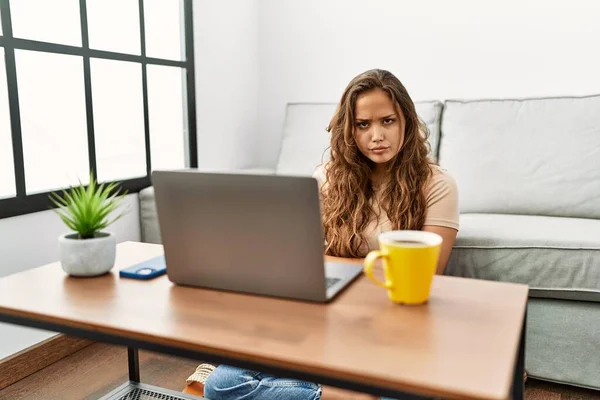 Vacker Latinamerikansk Kvinna Använder Dator Laptop Hemma Skeptisk Och Nervös — Stockfoto