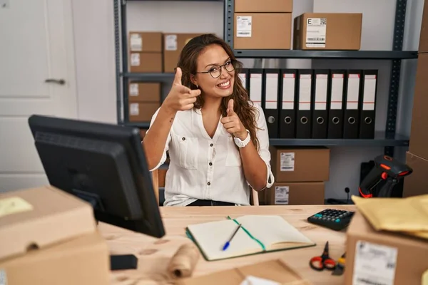 Mujer Hispana Joven Que Trabaja Comercio Electrónico Pequeñas Empresas Señalando — Foto de Stock