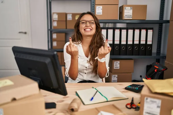 Young Hispanic Woman Working Small Business Ecommerce Showing Middle Finger — ストック写真