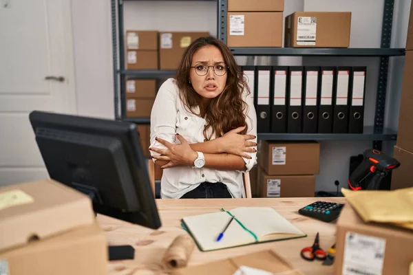 Giovane Donna Ispanica Che Lavora Alla Piccola Impresa Commerce Tremando — Foto Stock