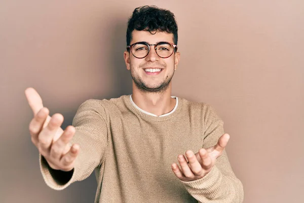 Gündelik Kıyafetler Gözlük Takan Genç Spanyol Adam Gülümseyerek Yardım Eli — Stok fotoğraf