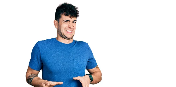 Jonge Spaanse Man Draagt Casual Shirt Walgelijke Uitdrukking Ontevreden Angstig — Stockfoto