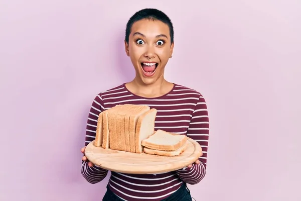 Kısa Saçlı Güzel Spanyol Kadın Elinde Sandviç Ekmeğiyle Çılgın Bir — Stok fotoğraf
