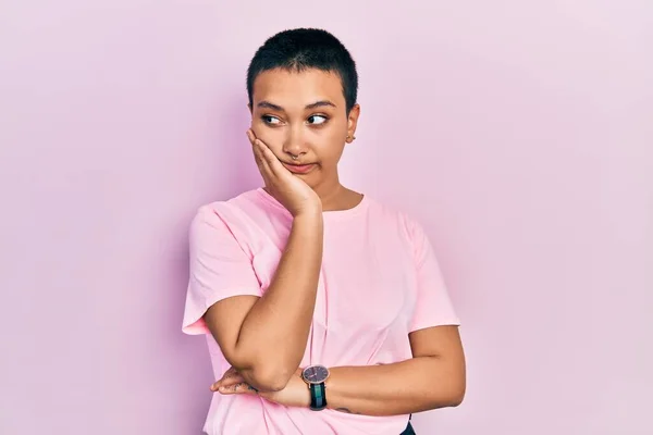 Bella Donna Ispanica Con Capelli Corti Indossa Casual Shirt Rosa — Foto Stock