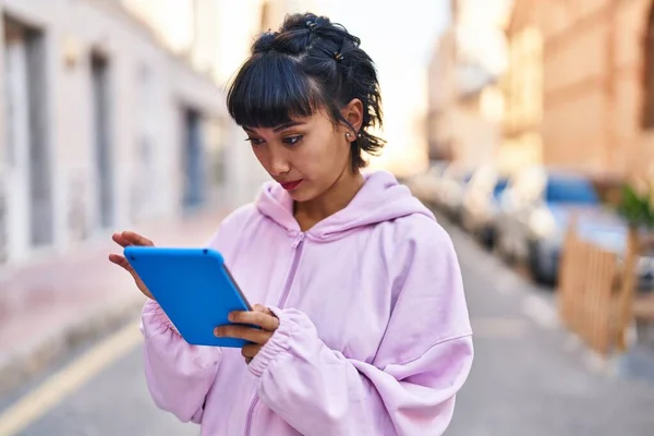 Junge Frau Benutzt Touchpad Auf Der Straße — Stockfoto