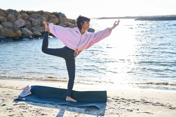 Mujer Joven Entrenando Ejercicio Yoga Pie Junto Mar —  Fotos de Stock