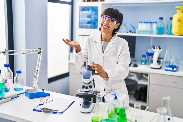 Ung Latinamerikansk Kvinna Arbetar Forskare Laboratorium Firar Prestation Med Glada — Stockfoto