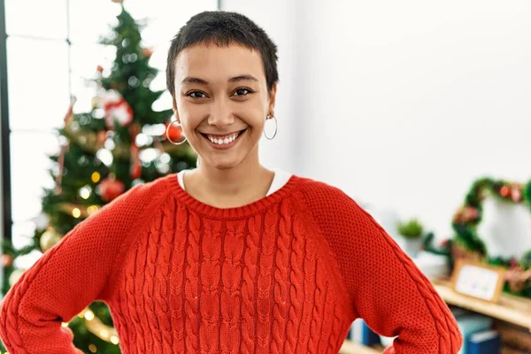 Junge Hispanische Frau Lächelt Zuversichtlich Wenn Sie Hause Weihnachtsbaum Steht — Stockfoto