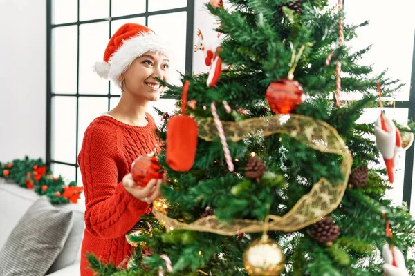 Joven Mujer Hispana Sonriendo Confiada Decorando Árbol Navidad Casa —  Fotos de Stock