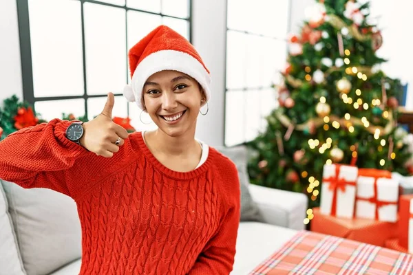 Mulher Hispânica Jovem Com Cabelo Curto Usando Chapéu Natal Sentado — Fotografia de Stock