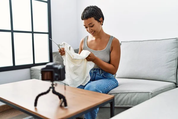 Joven Mujer Hispana Sonriendo Confiada Enviando Ropa Casa — Foto de Stock