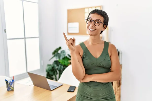 Ofiste Çalışan Kısa Saçlı Genç Spanyol Bir Kadın Gülümsüyor Mutlu — Stok fotoğraf