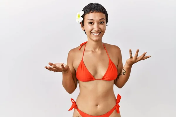 Junge Hispanische Frau Mit Kurzen Haaren Trägt Bikini Und Lächelt — Stockfoto