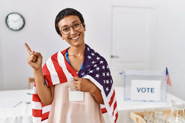 Jovem Hispânica Com Cabelo Curto Eleição Campanha Política Segurando Bandeira — Fotografia de Stock