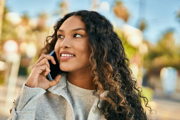 Giovane Donna Latina Sorridente Felice Parlando Sullo Smartphone Città — Foto Stock