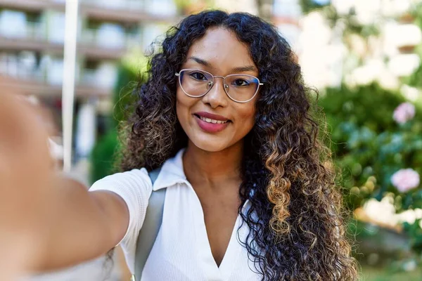 Joven Chica Hispana Sonriendo Feliz Haciendo Selfie Por Cámara Ciudad — Foto de Stock