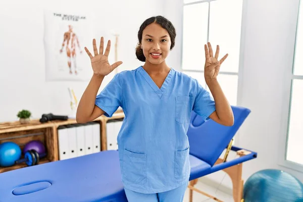 Красивая Латиноамериканская Физиотерапевт Женщина Клинике Восстановления Боли Показывая Показывая Пальцами — стоковое фото