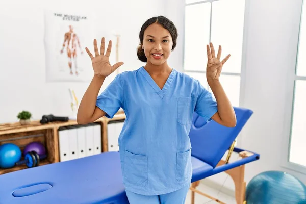 Mulher Fisioterapeuta Hispânica Bonita Clínica Recuperação Dor Mostrando Apontando Para — Fotografia de Stock