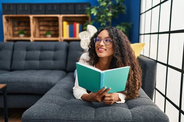 Joven Mujer Latina Leyendo Libro Tumbado Sofá Casa —  Fotos de Stock