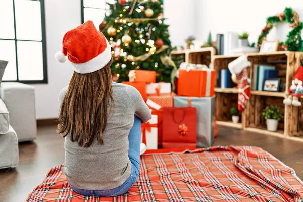 后视镜上的年轻拉丁女人坐在家里的圣诞树旁 — 图库照片