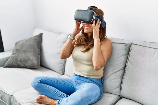 Jovem Mulher Latina Jogando Videogame Usando Óculos Realidade Virtual Casa — Fotografia de Stock