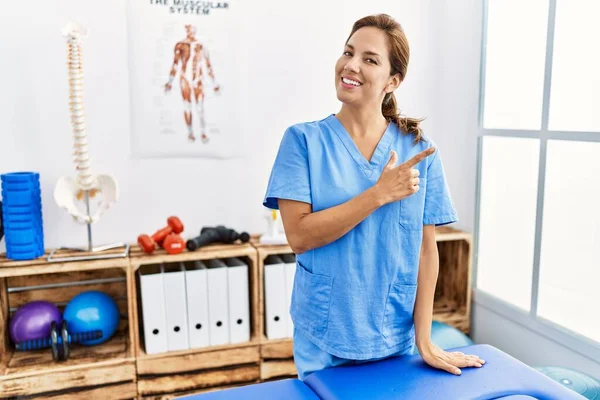 Mulher Fisioterapeuta Hispânica Meia Idade Trabalhando Clínica Recuperação Dor Alegre — Fotografia de Stock