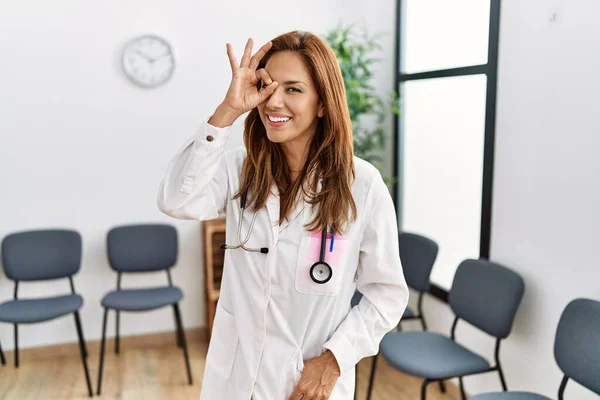 Médico Hispano Mediana Edad Mujer Sala Espera Sonriendo Feliz Haciendo —  Fotos de Stock