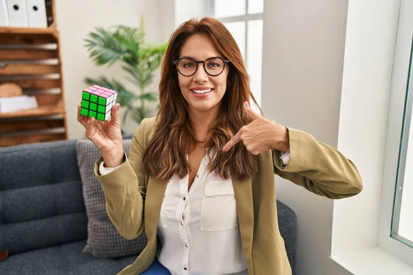 Mulher Hispânica Jogando Colorido Quebra Cabeça Cubo Inteligência Jogo Apontando — Fotografia de Stock