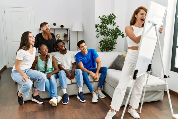 Gruppe Junger Freunde Lächelt Glücklich Beim Zeichnen Hause — Stockfoto