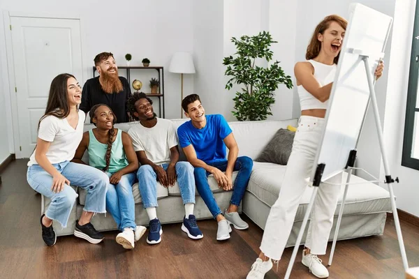 Gruppo Giovani Amici Sorridenti Felice Gioco Disegno Casa — Foto Stock