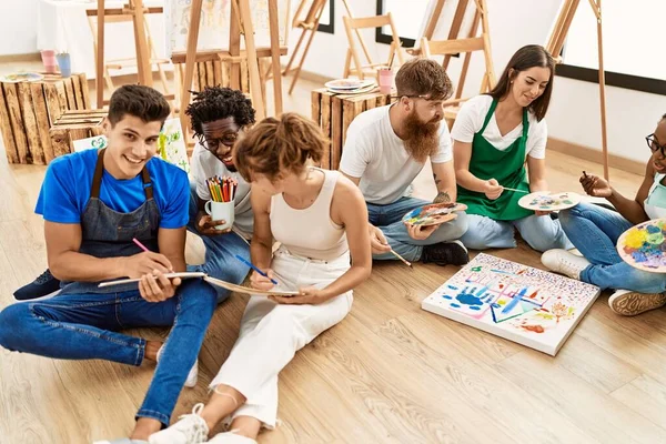 Grupo Personas Sonriendo Feliz Dibujo Sentado Suelo Estudio Arte —  Fotos de Stock