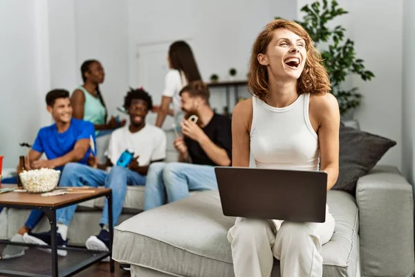 Eine Gruppe Junger Freunde Sitzt Glücklich Lächelnd Auf Dem Sofa — Stockfoto