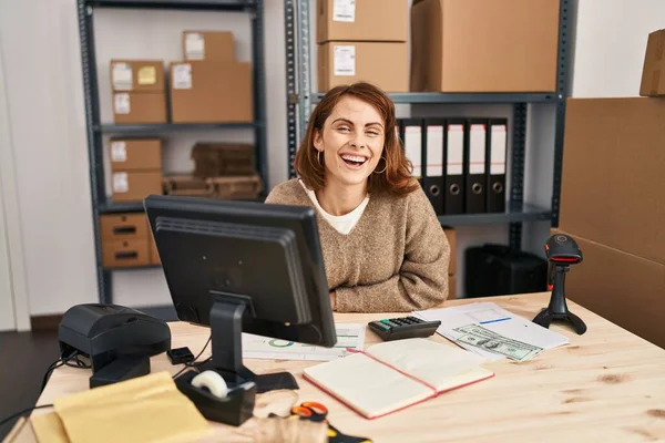 Mujer Joven Caucásica Comercio Electrónico Trabajador Negocios Que Trabaja Oficina — Foto de Stock