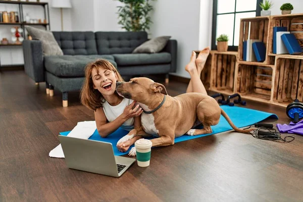 Young Caucasian Woman Sportswoman Smiling Confident Using Laptop Dog Home — ストック写真