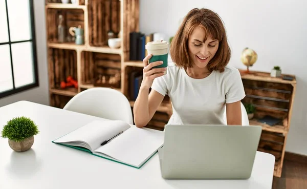 Young Caucasian Woman Using Laptop Drinking Coffee Sitting Table Home — Stock Photo, Image