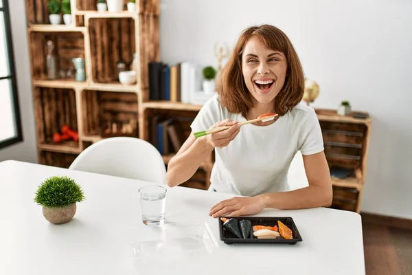 Mujer Caucásica Joven Comiendo Sushi Sentado Mesa Casa —  Fotos de Stock