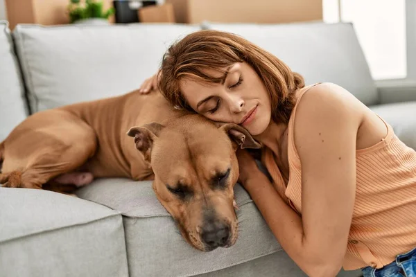 Jovem Caucasiana Dormindo Sentado Chão Com Cão Casa — Fotografia de Stock