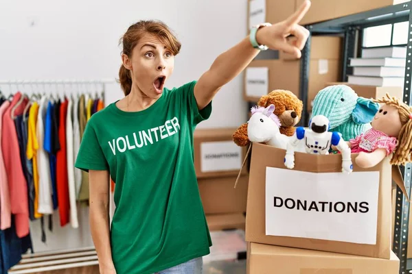 Mulher Branca Bonita Vestindo Shirt Voluntária Doações Stand Apontando Com — Fotografia de Stock