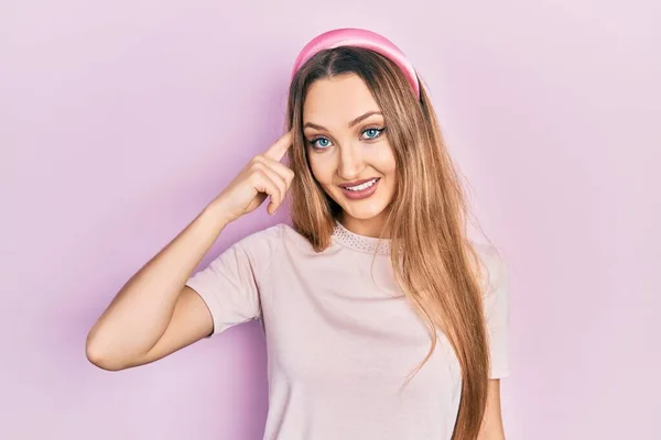 Menina Loira Jovem Vestindo Roupas Casuais Sorrindo Apontando Para Cabeça — Fotografia de Stock