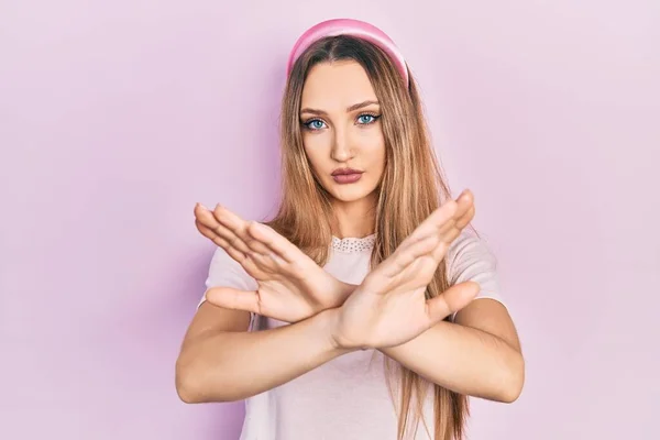 Menina Loira Jovem Vestindo Roupas Casuais Expressão Rejeição Cruzando Braços — Fotografia de Stock